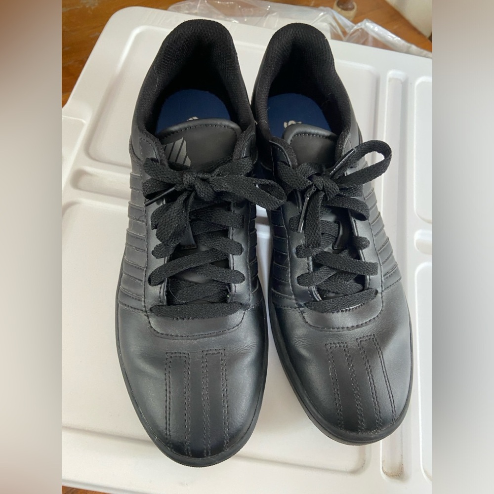 K-Swiss Classic Vn Women’s sneakers size 9.5 US
Never worn, no box or tags